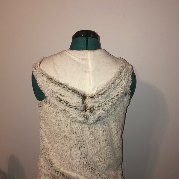 Altar’d State faux fur vest - Picture 3 of 4